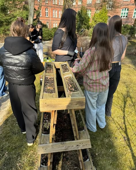 Wiosenne prace w szkolnym ogrodzie.